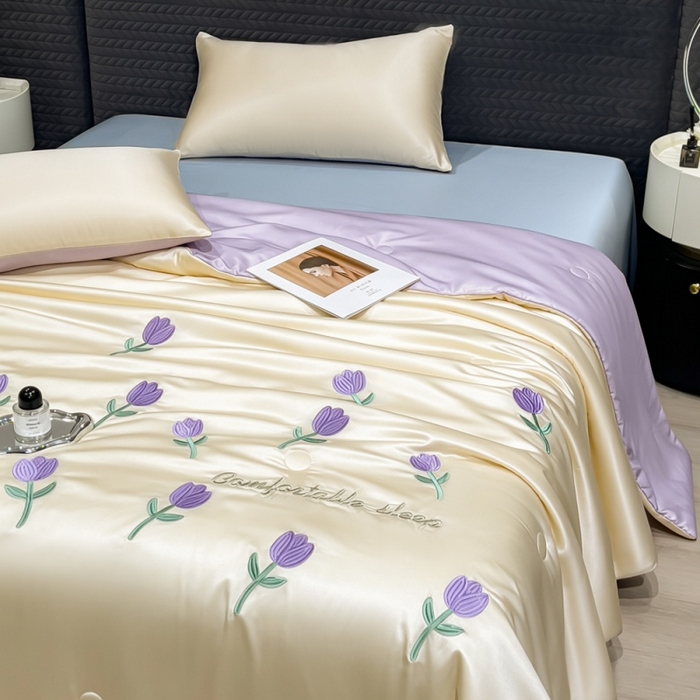 91家纺网 家纺一手货源 找家纺 爱彼家纺 2026夏季新款水洗冰丝轻奢刺绣凉感夏被夏凉被空调被 花朵-奶白紫