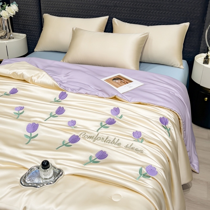 91家纺网 家纺一手货源 找家纺 爱彼家纺 2026夏季新款水洗冰丝轻奢刺绣凉感夏被夏凉被空调被 花朵-奶白紫