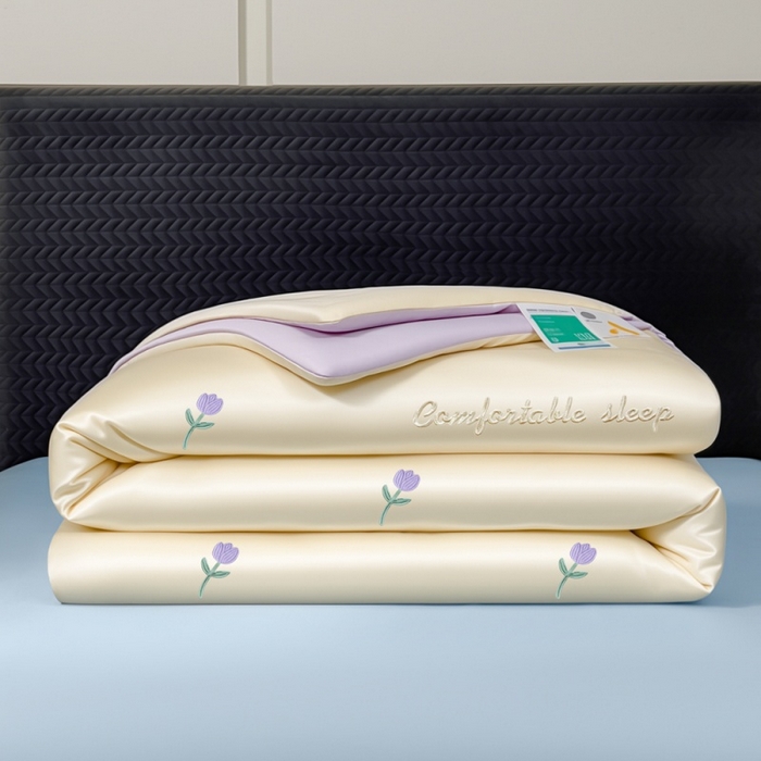 91家纺网 家纺一手货源 找家纺 爱彼家纺 2026夏季新款水洗冰丝轻奢刺绣凉感夏被夏凉被空调被 花朵-奶白紫