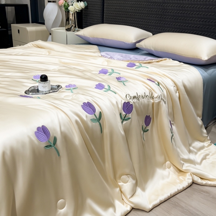 91家纺网 家纺一手货源 找家纺 爱彼家纺 2026夏季新款水洗冰丝轻奢刺绣凉感夏被夏凉被空调被 花朵-奶白紫