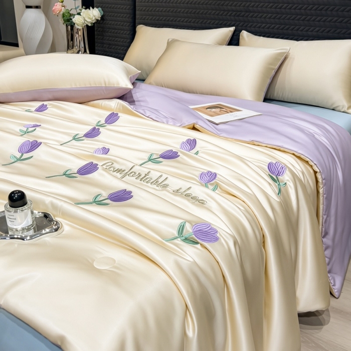 91家纺网 家纺一手货源 找家纺 爱彼家纺 2026夏季新款水洗冰丝轻奢刺绣凉感夏被夏凉被空调被 花朵-奶白紫