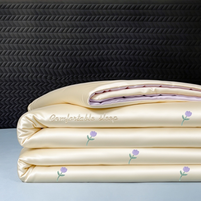 91家纺网 家纺一手货源 找家纺 爱彼家纺 2026夏季新款水洗冰丝轻奢刺绣凉感夏被夏凉被空调被 花朵-奶白紫