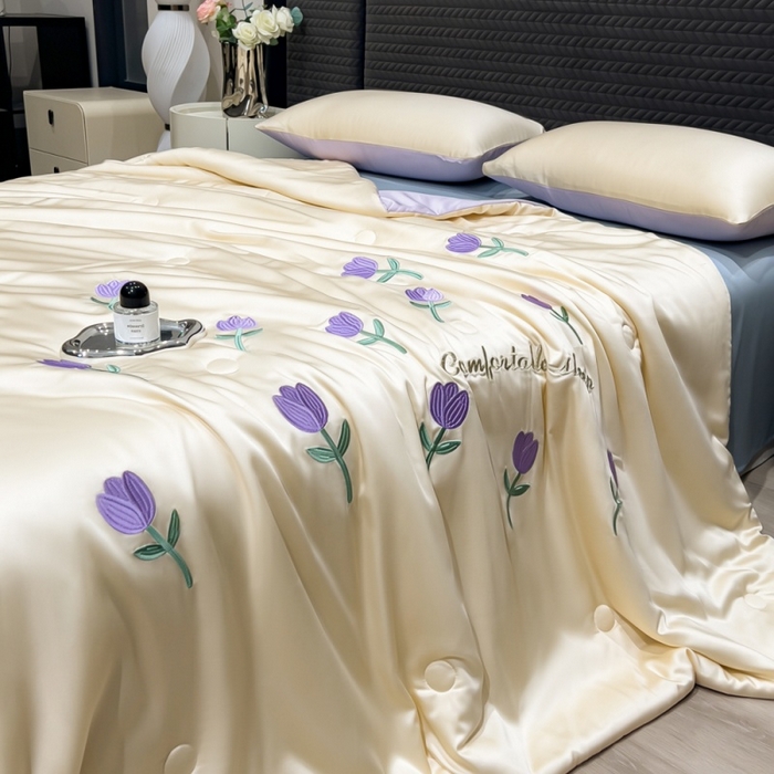 91家纺网 家纺一手货源 找家纺 爱彼家纺 2026夏季新款水洗冰丝轻奢刺绣凉感夏被夏凉被空调被 花朵-奶白紫