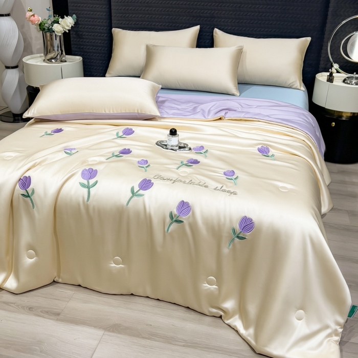 91家纺网 家纺一手货源 找家纺 爱彼家纺 2026夏季新款水洗冰丝轻奢刺绣凉感夏被夏凉被空调被 花朵-奶白紫