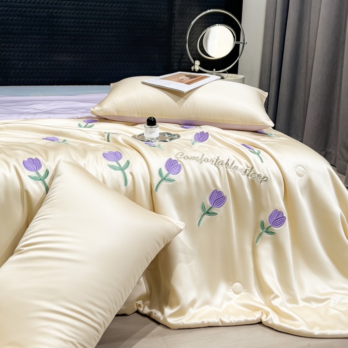 91家纺网 家纺一手货源 找家纺 爱彼家纺 2026夏季新款水洗冰丝轻奢刺绣凉感夏被夏凉被空调被 花朵-奶白紫