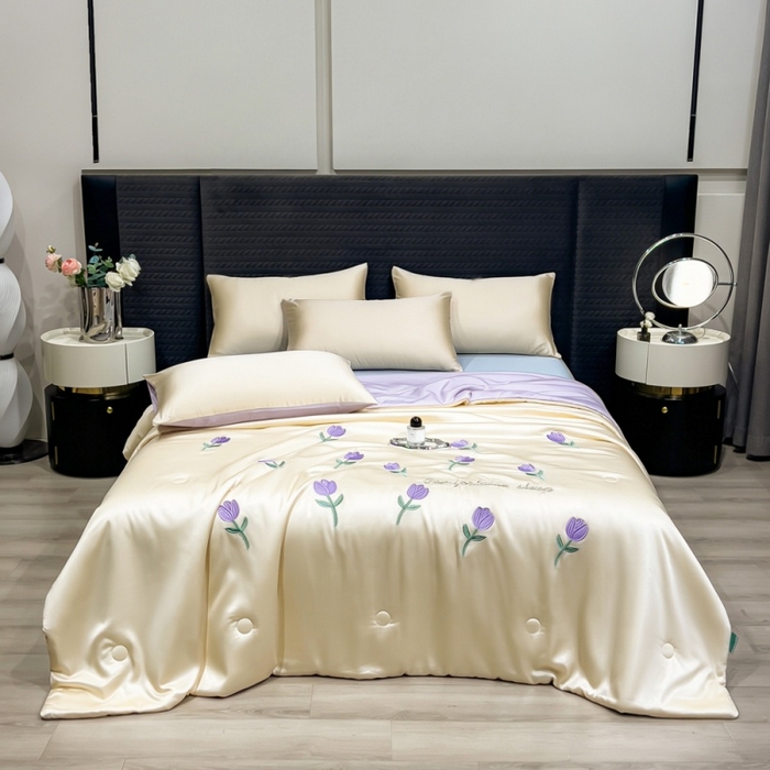 91家纺网 家纺一手货源 找家纺 爱彼家纺 2026夏季新款水洗冰丝轻奢刺绣凉感夏被夏凉被空调被 花朵-奶白紫