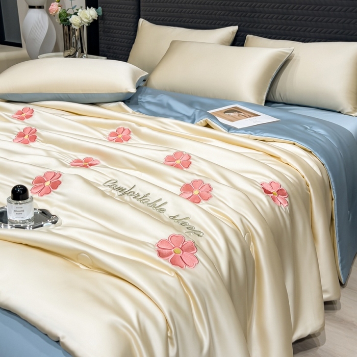 91家纺网 家纺一手货源 找家纺 爱彼家纺 2026夏季新款水洗冰丝轻奢刺绣凉感夏被夏凉被空调被 花瓣-奶白蓝