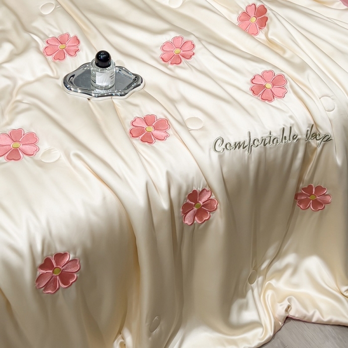 91家纺网 家纺一手货源 找家纺 爱彼家纺 2026夏季新款水洗冰丝轻奢刺绣凉感夏被夏凉被空调被 花瓣-奶白粉