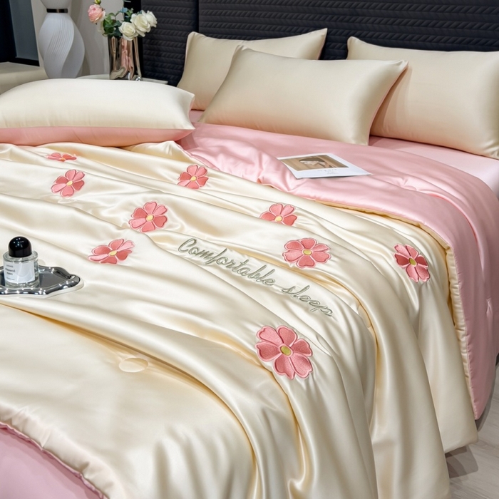 91家纺网 家纺一手货源 找家纺 爱彼家纺 2026夏季新款水洗冰丝轻奢刺绣凉感夏被夏凉被空调被 花瓣-奶白粉