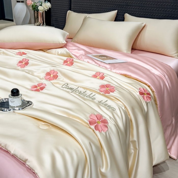 91家纺网 家纺一手货源 找家纺 爱彼家纺 2026夏季新款水洗冰丝轻奢刺绣凉感夏被夏凉被空调被 花瓣-奶白粉