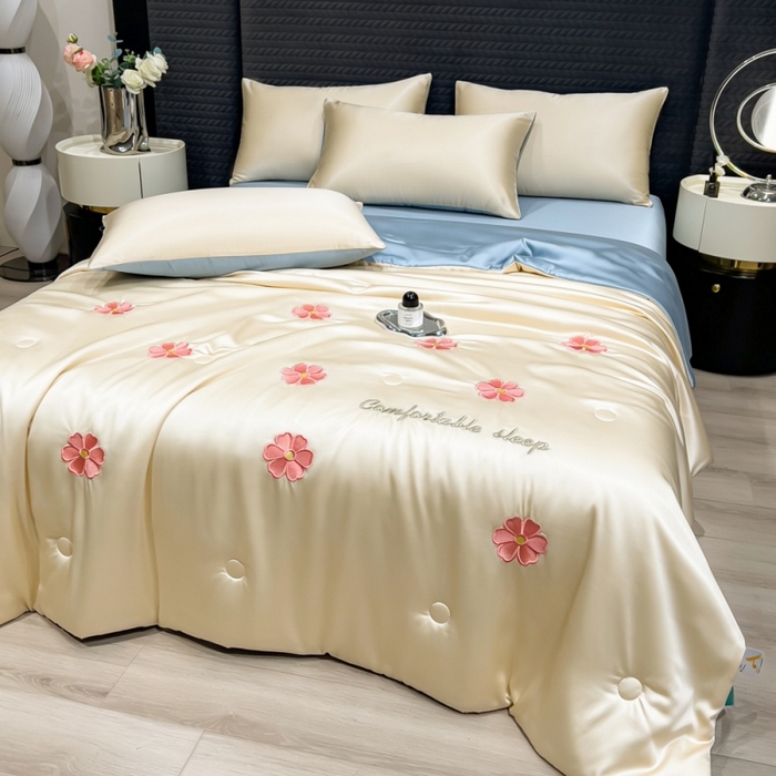 91家纺网 家纺一手货源 找家纺 爱彼家纺 2026夏季新款水洗冰丝轻奢刺绣凉感夏被夏凉被空调被 花瓣-奶白蓝