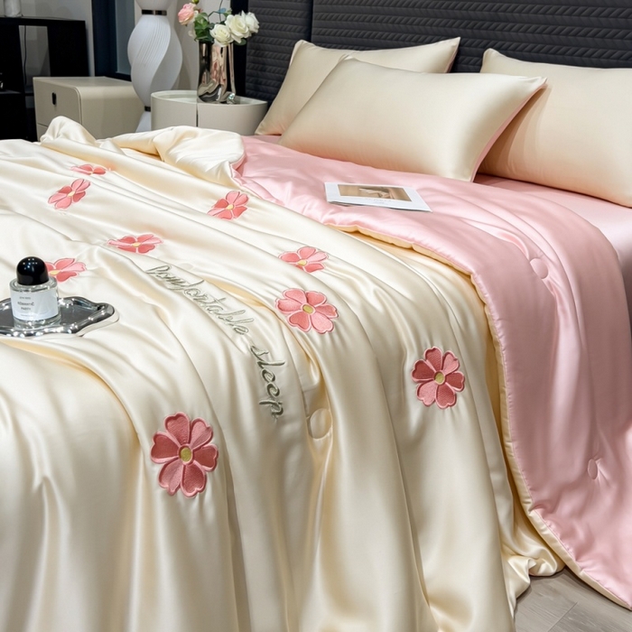 91家纺网 家纺一手货源 找家纺 爱彼家纺 2026夏季新款水洗冰丝轻奢刺绣凉感夏被夏凉被空调被 花瓣-奶白粉