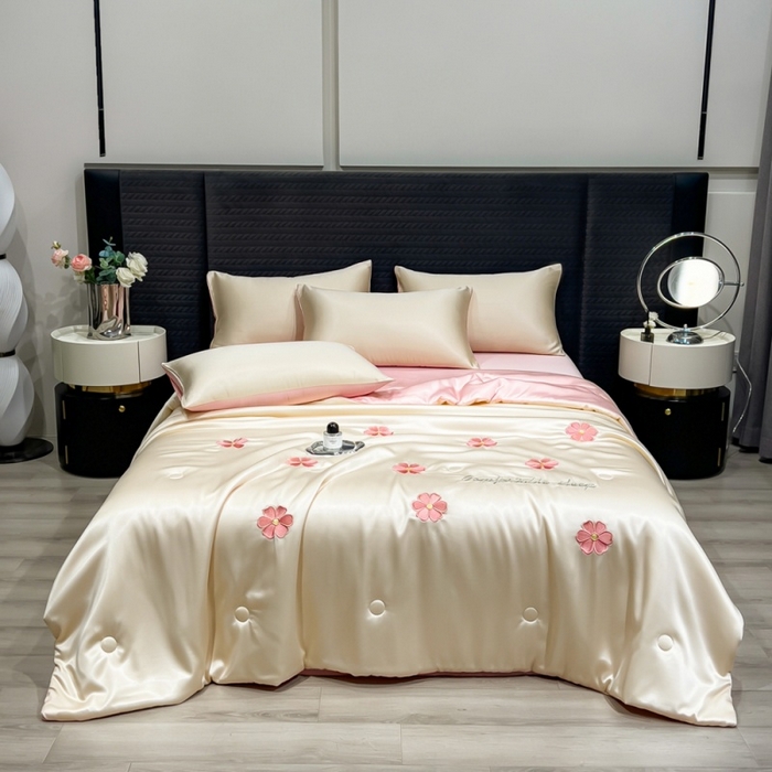 91家纺网 家纺一手货源 找家纺 爱彼家纺 2026夏季新款水洗冰丝轻奢刺绣凉感夏被夏凉被空调被 花瓣-奶白粉