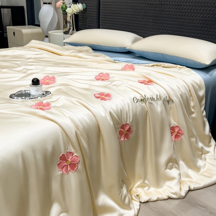 91家纺网 家纺一手货源 找家纺 爱彼家纺 2026夏季新款水洗冰丝轻奢刺绣凉感夏被夏凉被空调被 花瓣-奶白蓝