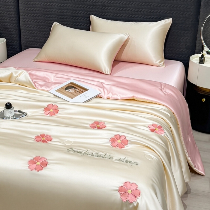 91家纺网 家纺一手货源 找家纺 爱彼家纺 2026夏季新款水洗冰丝轻奢刺绣凉感夏被夏凉被空调被 花瓣-奶白粉