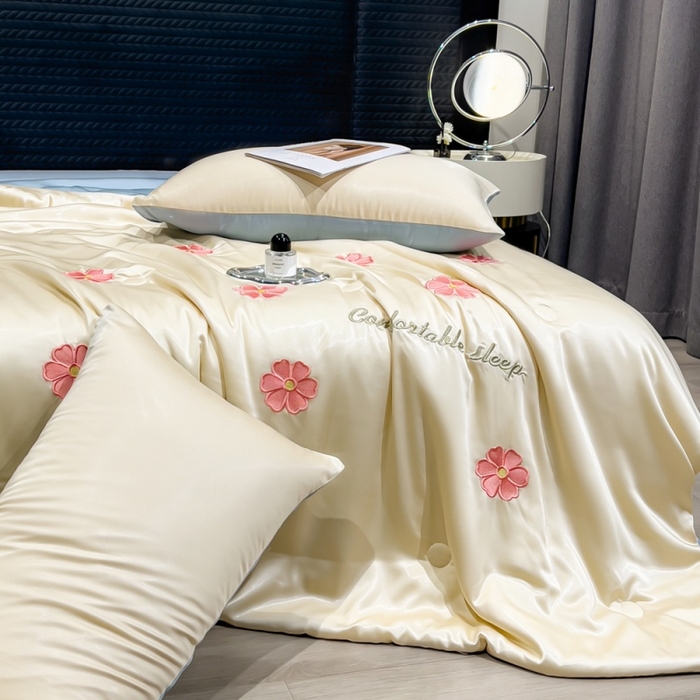 91家纺网 家纺一手货源 找家纺 爱彼家纺 2026夏季新款水洗冰丝轻奢刺绣凉感夏被夏凉被空调被 花瓣-奶白蓝