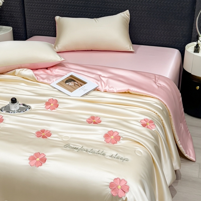 91家纺网 家纺一手货源 找家纺 爱彼家纺 2026夏季新款水洗冰丝轻奢刺绣凉感夏被夏凉被空调被 花瓣-奶白粉