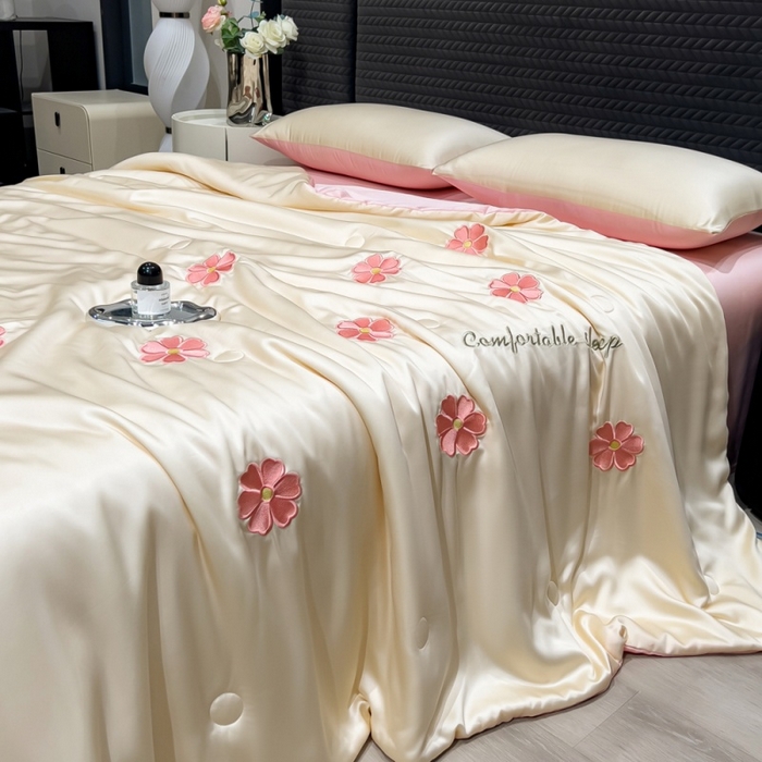 91家纺网 家纺一手货源 找家纺 爱彼家纺 2026夏季新款水洗冰丝轻奢刺绣凉感夏被夏凉被空调被 花瓣-奶白粉