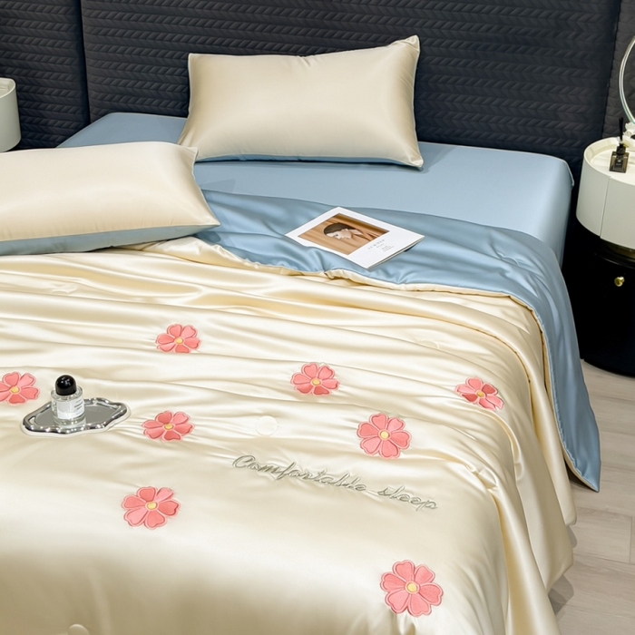 91家纺网 家纺一手货源 找家纺 爱彼家纺 2026夏季新款水洗冰丝轻奢刺绣凉感夏被夏凉被空调被 花瓣-奶白蓝