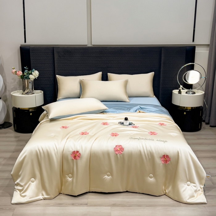 91家纺网 家纺一手货源 找家纺 爱彼家纺 2026夏季新款水洗冰丝轻奢刺绣凉感夏被夏凉被空调被 花瓣-奶白蓝