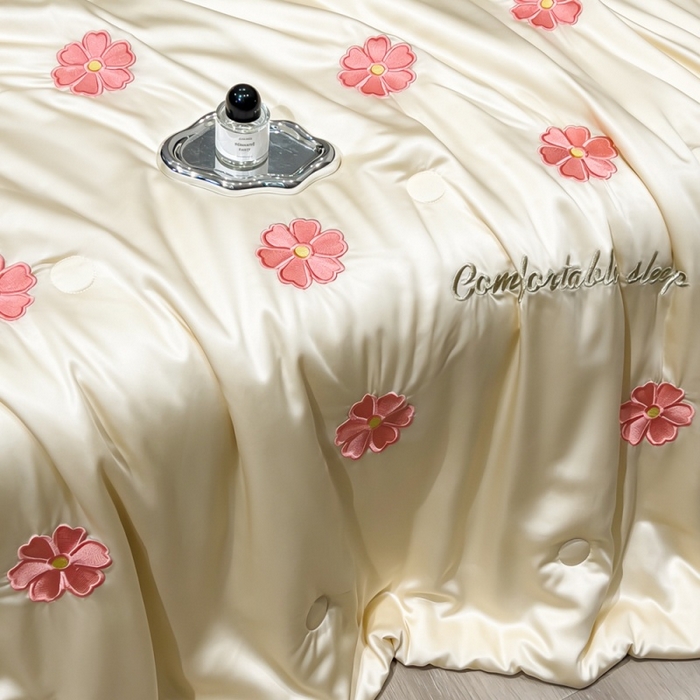 91家纺网 家纺一手货源 找家纺 爱彼家纺 2026夏季新款水洗冰丝轻奢刺绣凉感夏被夏凉被空调被 花瓣-奶白蓝