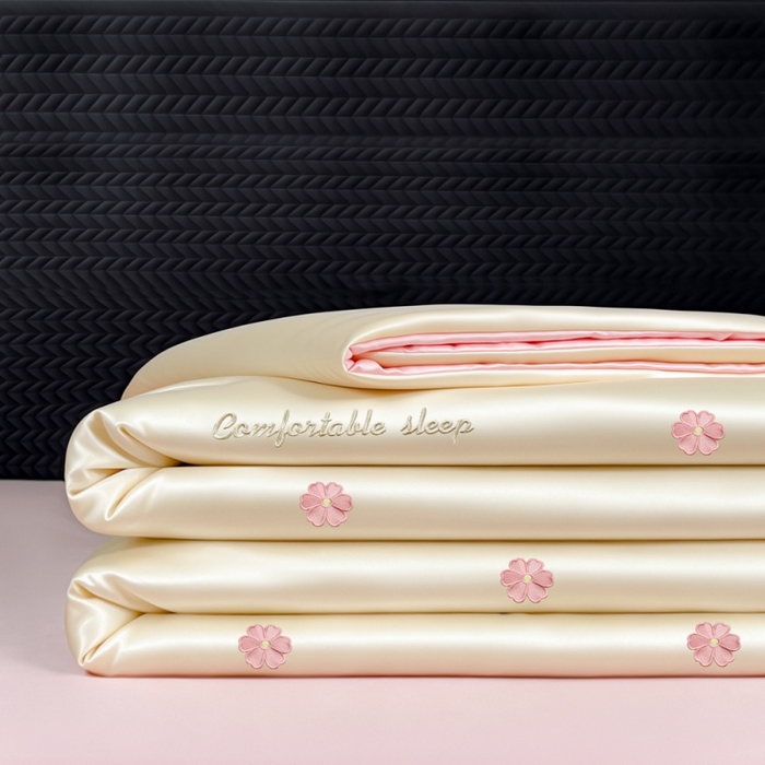 91家纺网 家纺一手货源 找家纺 爱彼家纺 2026夏季新款水洗冰丝轻奢刺绣凉感夏被夏凉被空调被 花瓣-奶白粉