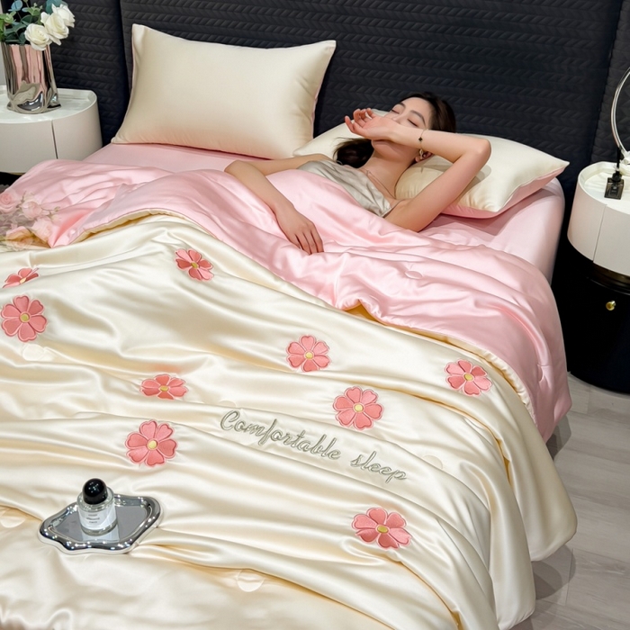 91家纺网 家纺一手货源 找家纺 爱彼家纺 2026夏季新款水洗冰丝轻奢刺绣凉感夏被夏凉被空调被 花瓣-奶白粉