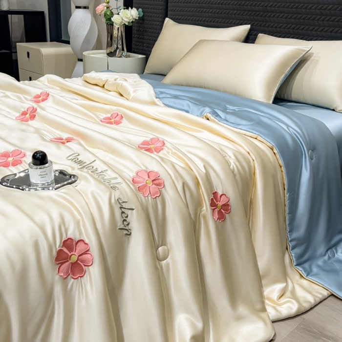 91家纺网 家纺一手货源 找家纺 爱彼家纺 2026夏季新款水洗冰丝轻奢刺绣凉感夏被夏凉被空调被 花瓣-奶白蓝