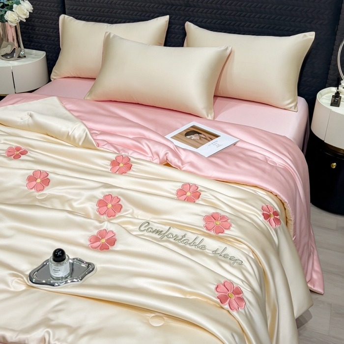 91家纺网 家纺一手货源 找家纺 爱彼家纺 2026夏季新款水洗冰丝轻奢刺绣凉感夏被夏凉被空调被 花瓣-奶白粉