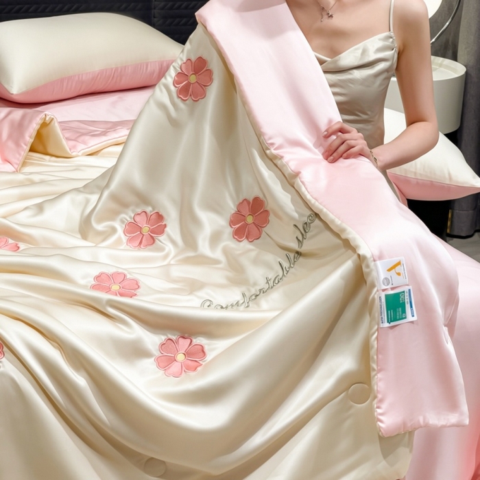 91家纺网 家纺一手货源 找家纺 爱彼家纺 2026夏季新款水洗冰丝轻奢刺绣凉感夏被夏凉被空调被 花瓣-奶白粉