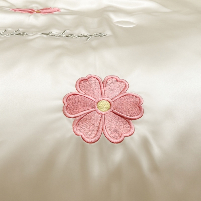 91家纺网 家纺一手货源 找家纺 爱彼家纺 2026夏季新款水洗冰丝轻奢刺绣凉感夏被夏凉被空调被 花瓣-奶白粉