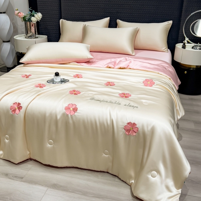 91家纺网 家纺一手货源 找家纺 爱彼家纺 2026夏季新款水洗冰丝轻奢刺绣凉感夏被夏凉被空调被 花瓣-奶白粉