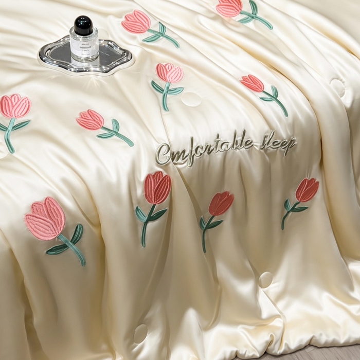 91家纺网 家纺一手货源 找家纺 爱彼家纺 2026夏季新款水洗冰丝轻奢刺绣凉感夏被夏凉被空调被 花朵-奶黄绿