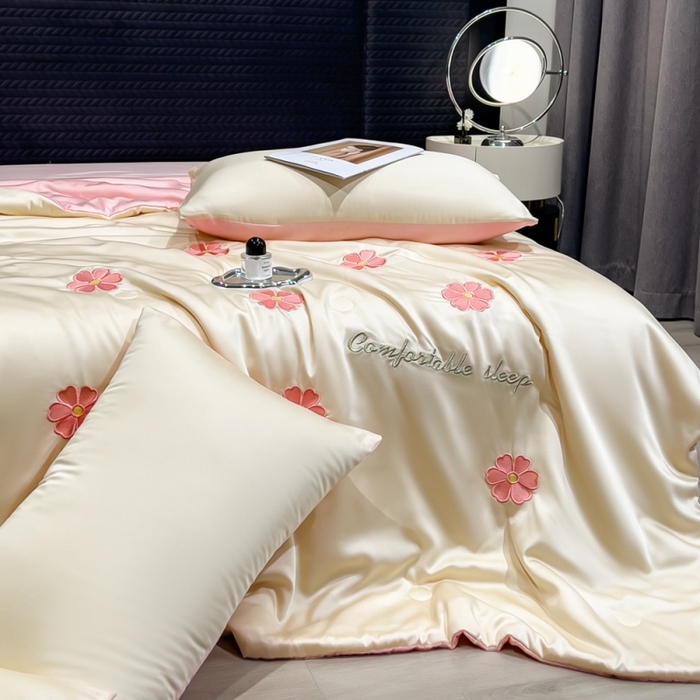 91家纺网 家纺一手货源 找家纺 爱彼家纺 2026夏季新款水洗冰丝轻奢刺绣凉感夏被夏凉被空调被 花瓣-奶白粉