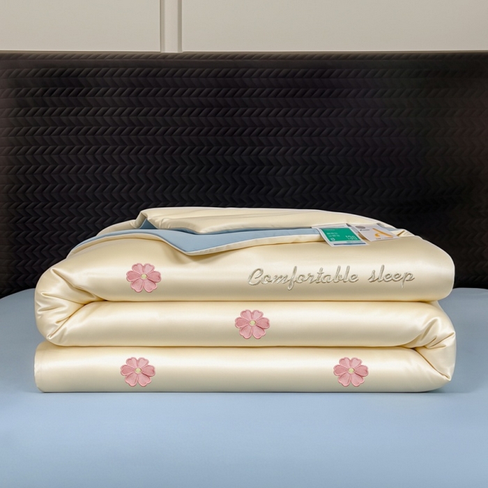 91家纺网 家纺一手货源 找家纺 爱彼家纺 2026夏季新款水洗冰丝轻奢刺绣凉感夏被夏凉被空调被 花瓣-奶白蓝