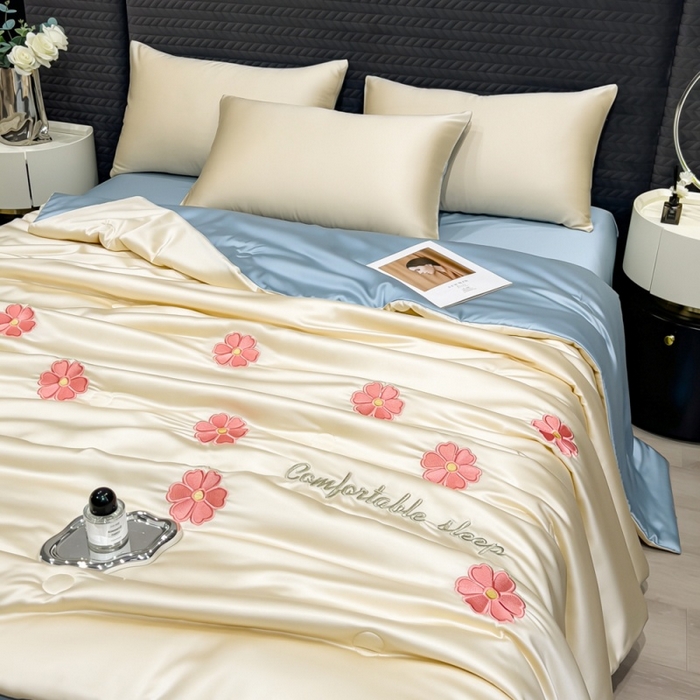 91家纺网 家纺一手货源 找家纺 爱彼家纺 2026夏季新款水洗冰丝轻奢刺绣凉感夏被夏凉被空调被 花瓣-奶白蓝