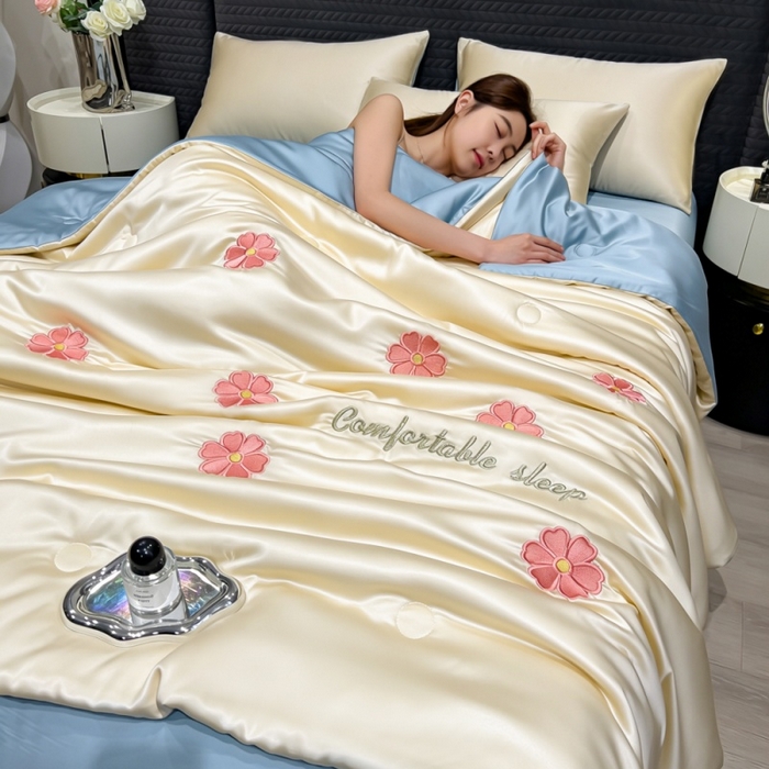 91家纺网 家纺一手货源 找家纺 爱彼家纺 2026夏季新款水洗冰丝轻奢刺绣凉感夏被夏凉被空调被 花瓣-奶白蓝