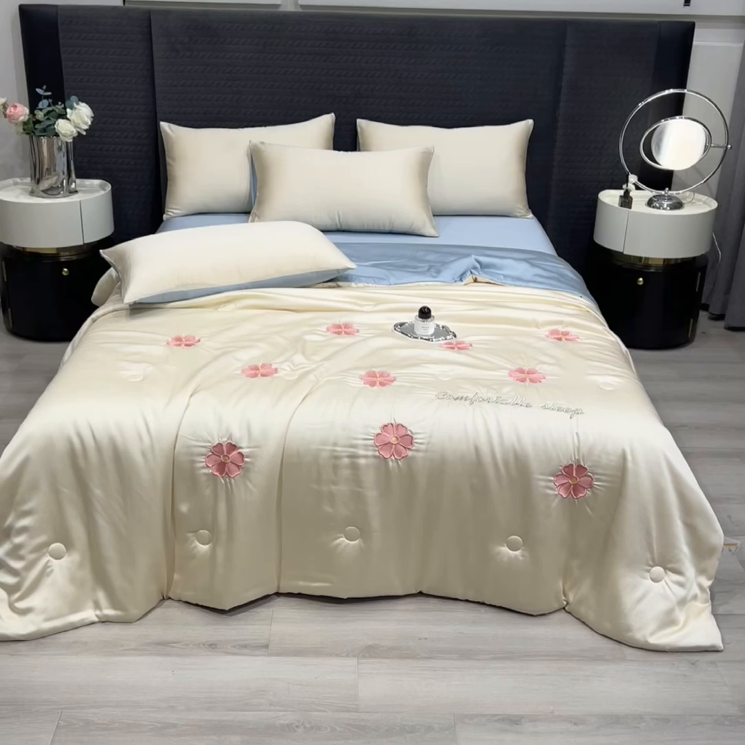 91家纺网 家纺一手货源 找家纺 爱彼家纺 2026夏季新款水洗冰丝轻奢刺绣凉感夏被夏凉被空调被 花瓣-奶白蓝