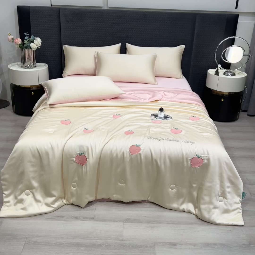 91家纺网 家纺一手货源 找家纺 爱彼家纺 2026夏季新款水洗冰丝轻奢刺绣凉感夏被夏凉被空调被 桃子-奶白粉