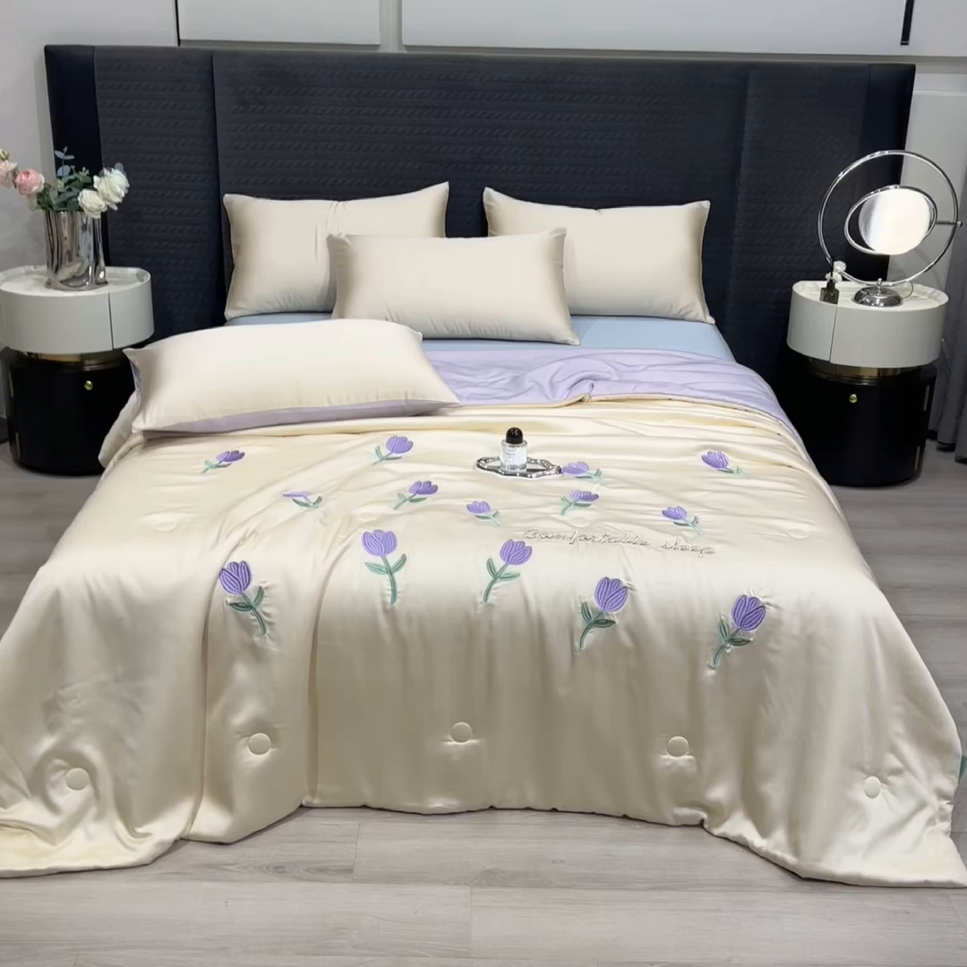 91家纺网 家纺一手货源 找家纺 爱彼家纺 2026夏季新款水洗冰丝轻奢刺绣凉感夏被夏凉被空调被 花朵-奶白紫