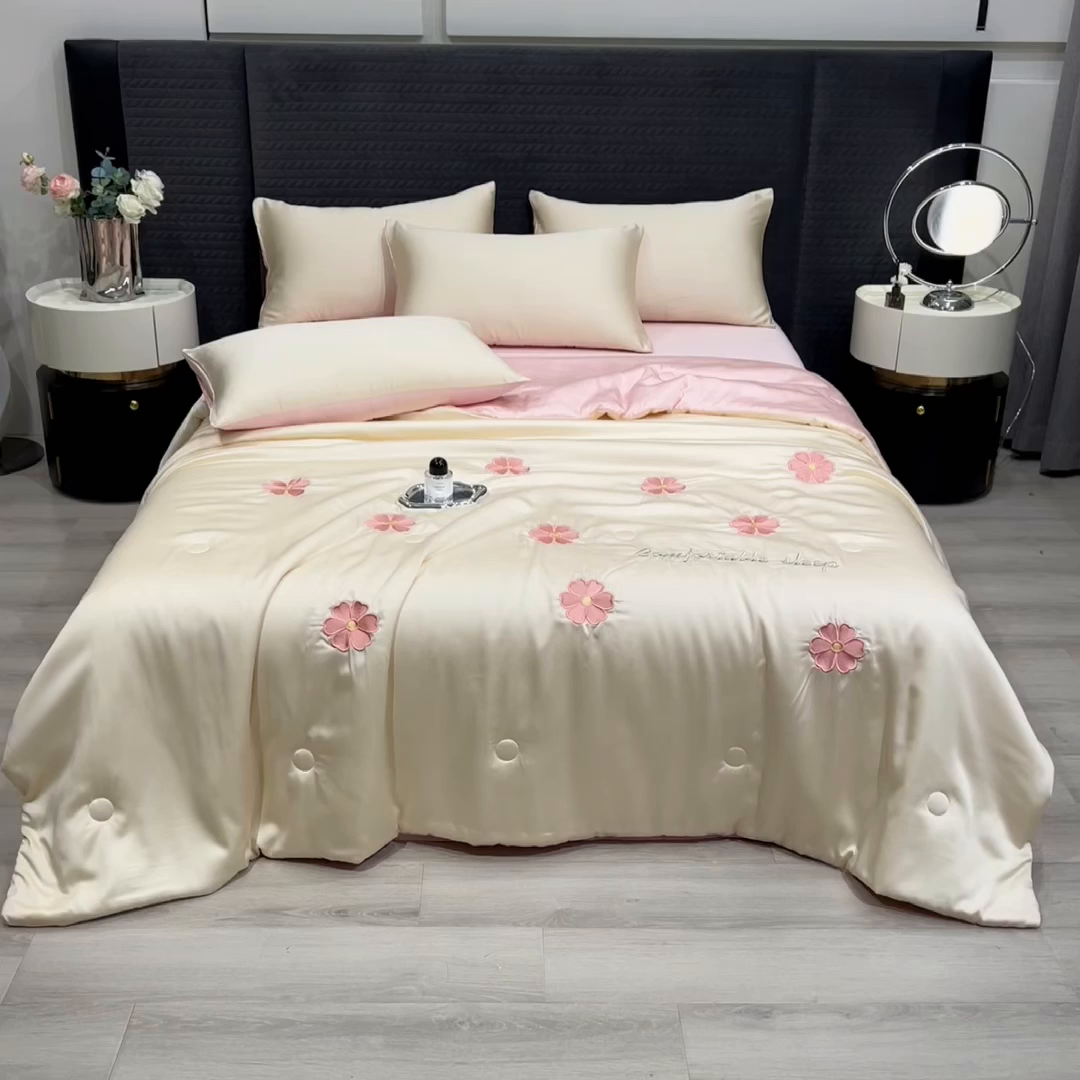 91家纺网 家纺一手货源 找家纺 爱彼家纺 2026夏季新款水洗冰丝轻奢刺绣凉感夏被夏凉被空调被 花瓣-奶白粉