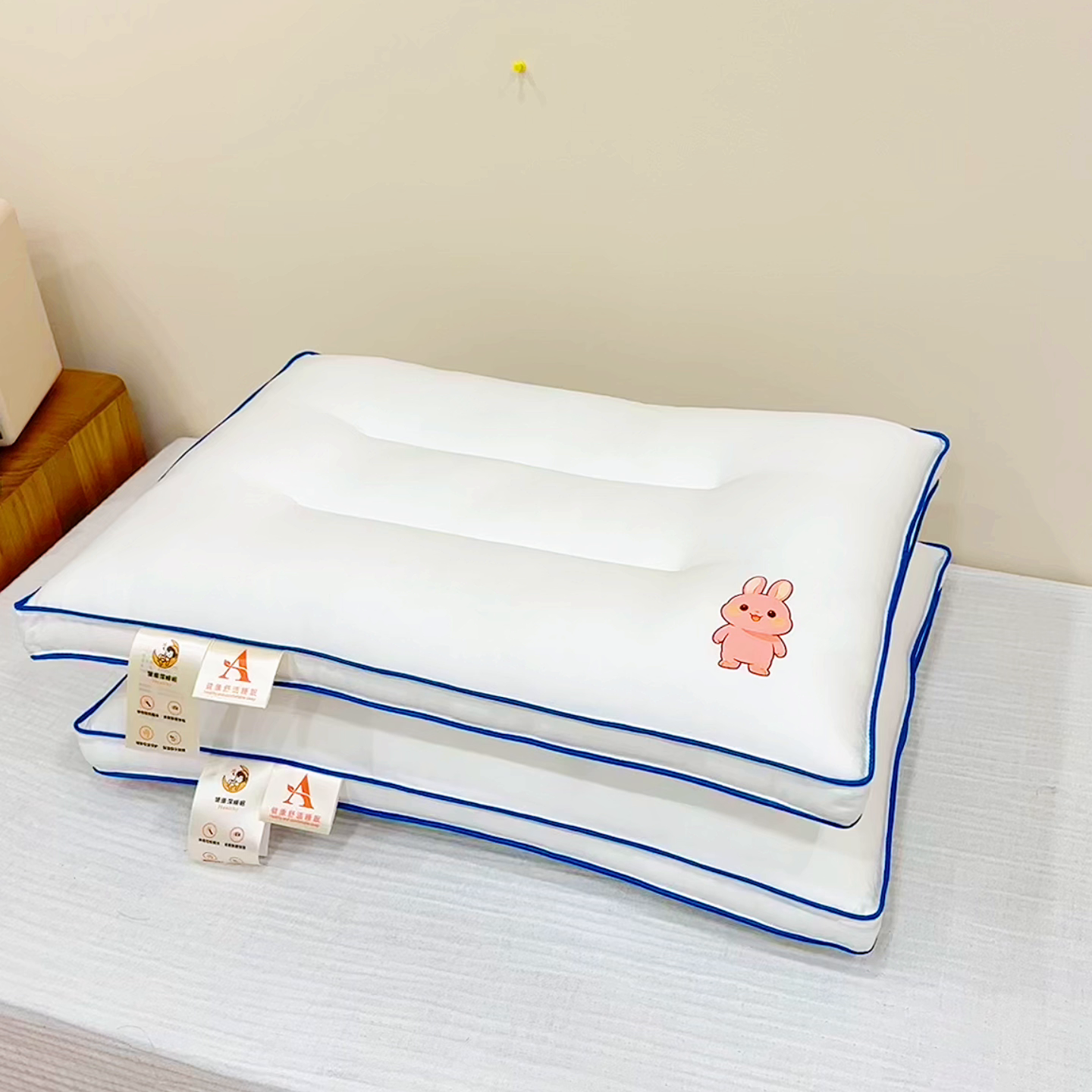 91家纺网 家纺一手货源 找家纺 芯宜佳 2026新款全棉烫画枕枕头枕芯 萌小兔安睡儿童枕