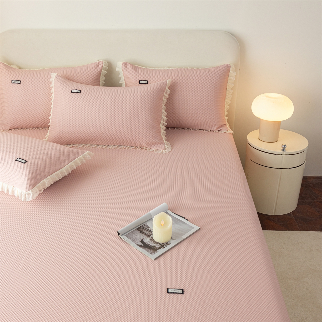 91家纺网 家纺一手货源 找家纺 赛丽雅 2026春夏新款480克A类PE聚乙烯提花冰豆豆凉感床裙款凉席三件套席子空调软席 点点-粉