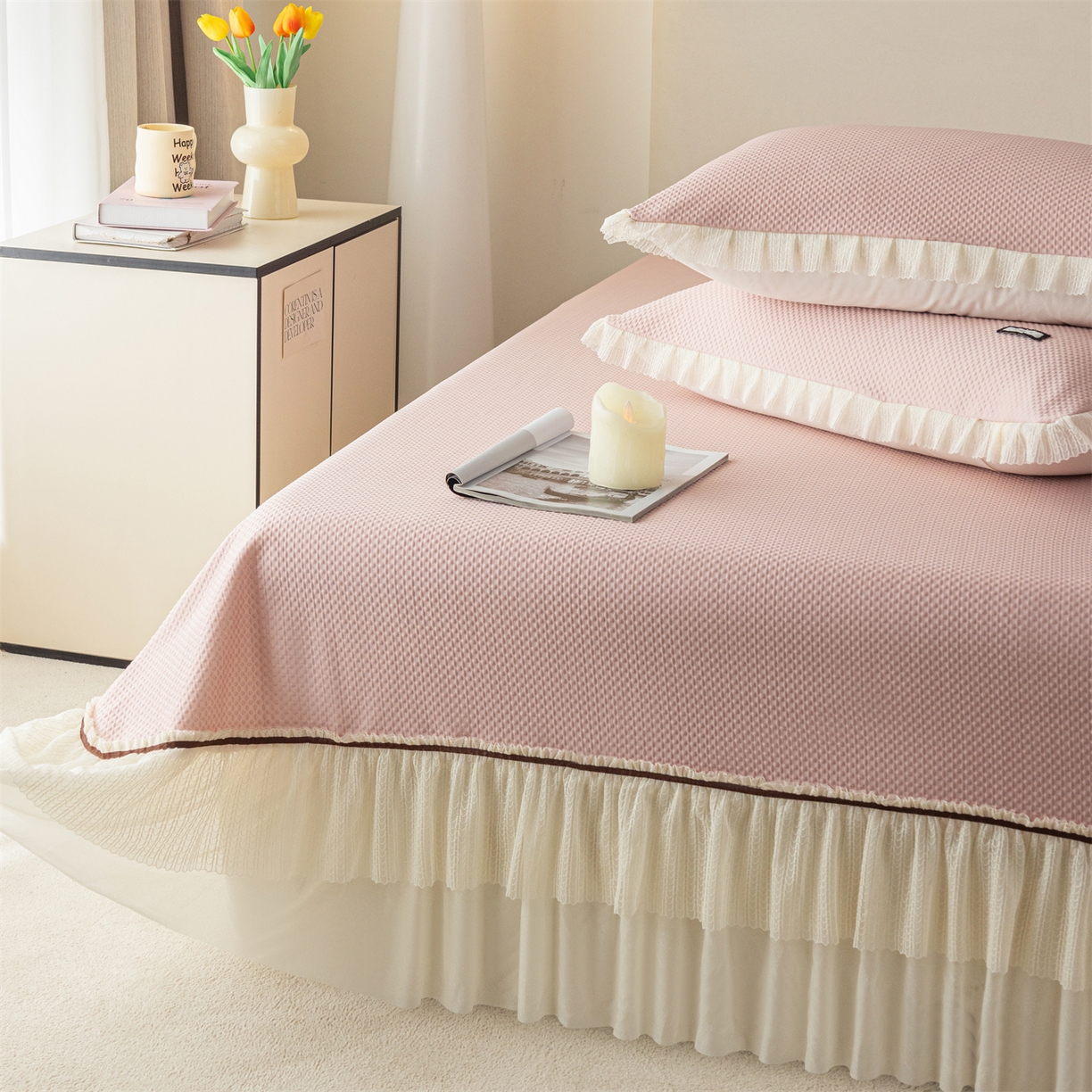 91家纺网 家纺一手货源 找家纺 赛丽雅 2026春夏新款480克A类PE聚乙烯提花冰豆豆凉感床裙款凉席三件套席子空调软席 点点-粉