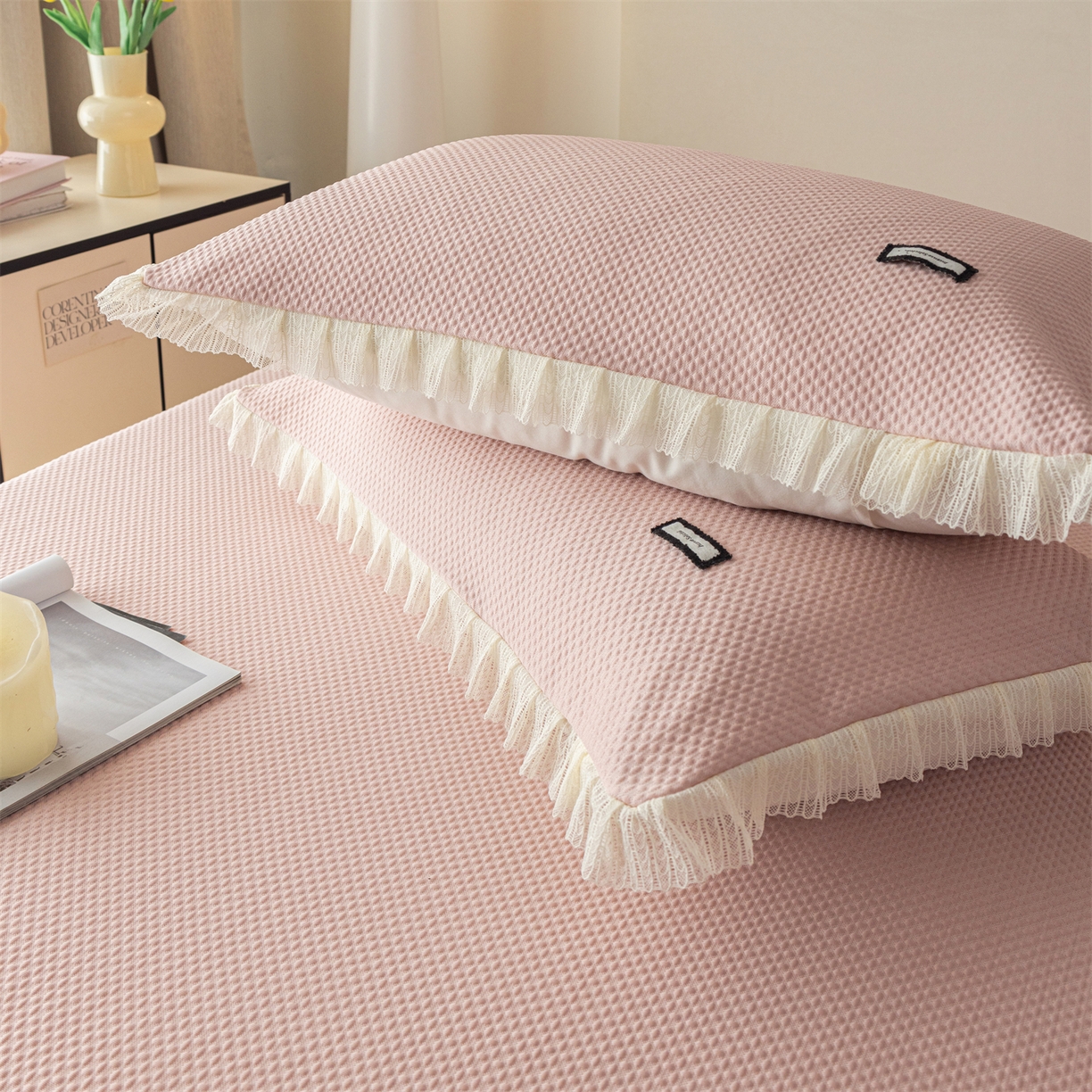 91家纺网 家纺一手货源 找家纺 赛丽雅 2026春夏新款480克A类PE聚乙烯提花冰豆豆凉感床裙款凉席三件套席子空调软席 点点-粉