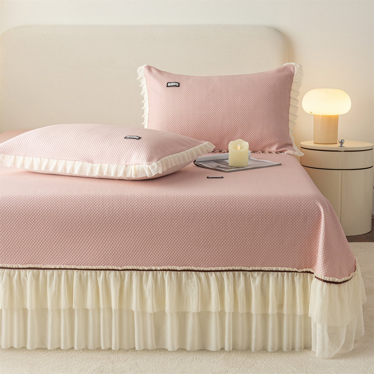 91家纺网 家纺一手货源 找家纺 赛丽雅 2026春夏新款480克A类PE聚乙烯提花冰豆豆凉感床裙款凉席三件套席子空调软席 点点-粉