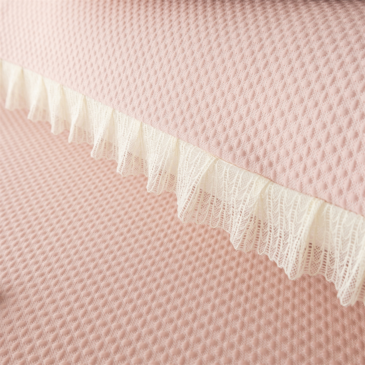 91家纺网 家纺一手货源 找家纺 赛丽雅 2026春夏新款480克A类PE聚乙烯提花冰豆豆凉感床裙款凉席三件套席子空调软席 点点-粉