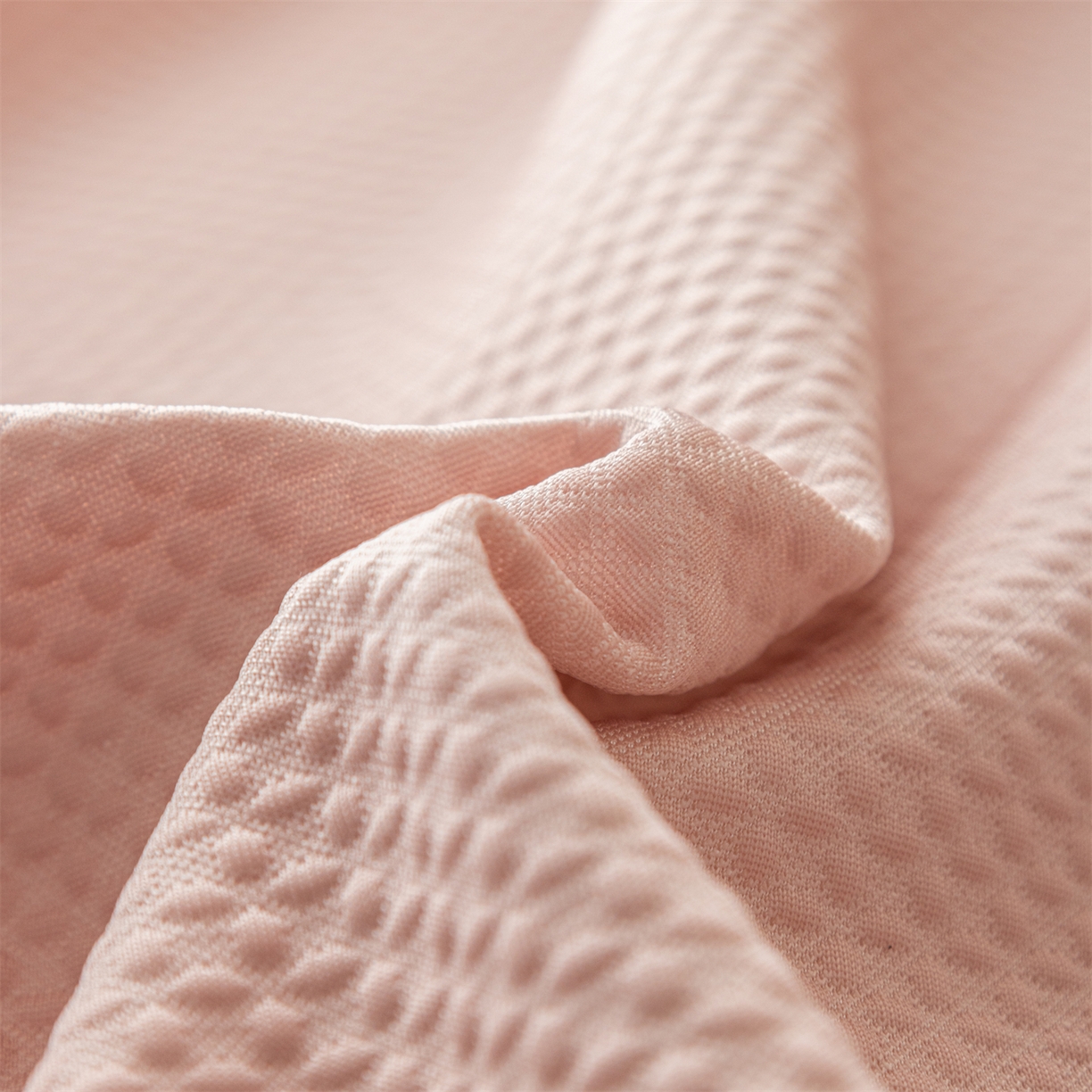 91家纺网 家纺一手货源 找家纺 赛丽雅 2026春夏新款480克A类PE聚乙烯提花冰豆豆凉感床裙款凉席三件套席子空调软席 点点-粉