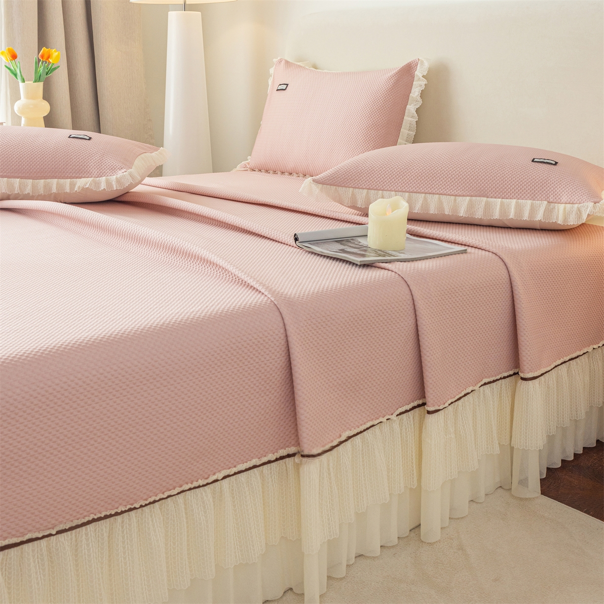 91家纺网 家纺一手货源 找家纺 赛丽雅 2026春夏新款480克A类PE聚乙烯提花冰豆豆凉感床裙款凉席三件套席子空调软席 点点-粉