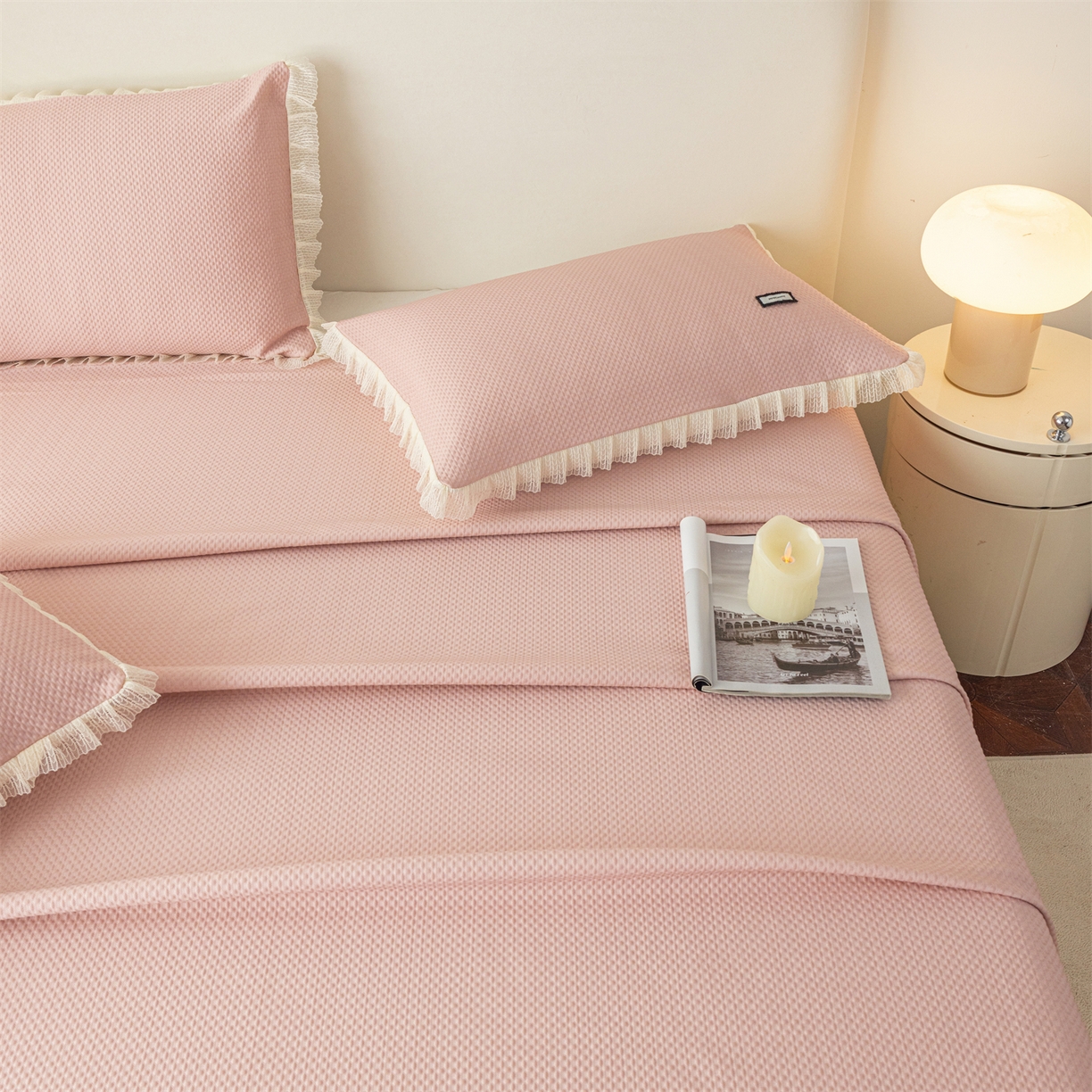 91家纺网 家纺一手货源 找家纺 赛丽雅 2026春夏新款480克A类PE聚乙烯提花冰豆豆凉感床裙款凉席三件套席子空调软席 点点-粉